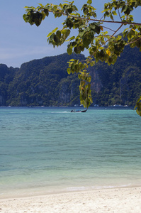 沙滩椅伞与美丽 beach.khai 普吉岛