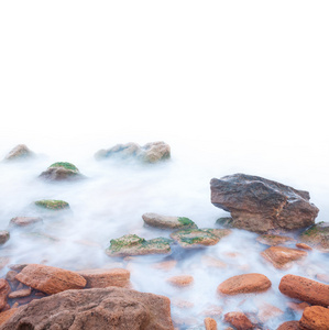 岸边的海 岩石和流水白色背景