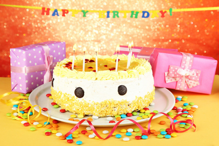 生日快乐蛋糕和礼物，在红色的背景上