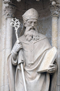 在萨格勒布大教堂门户的圣迪乌斯雕像致力于玛丽的假设