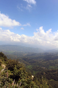从杜利克尔在短途远足后看到的加德满都山谷的景色。2018年8月在尼泊尔拍摄
