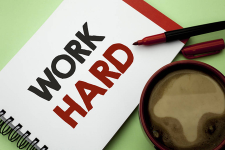 概念意义奋斗成功努力抱负动机成就行动写在笔记本上的普通背景咖啡杯