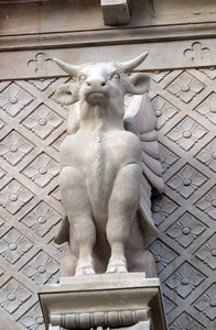 法国巴黎圣奥古斯丁教堂正面的雕像, 是福音传教士圣卢克的翅膀牛象征