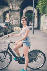 自行车的年轻时髦女人