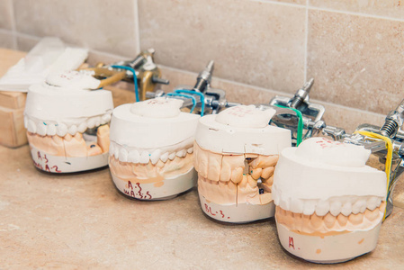 石膏铸造牙科人颌骨人工实验室在工作表面, 选择性焦点, 文本空间照片