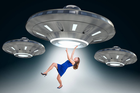 被 Ufo 绑架的妇女被外星人绑架的概念