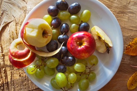 早餐新鲜水果。苹果和葡萄