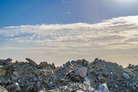前景色拍摄岩石自然墙对多云天空阳光背景