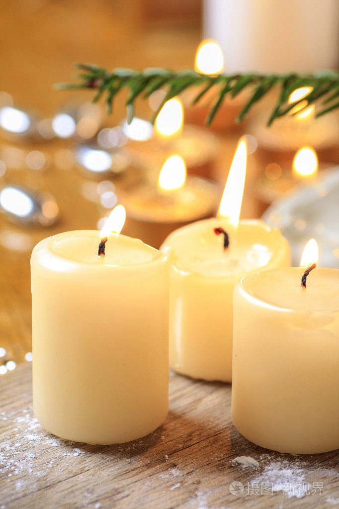 美丽的金色蜡烛圣诞平安夜的心情选择性焦点
