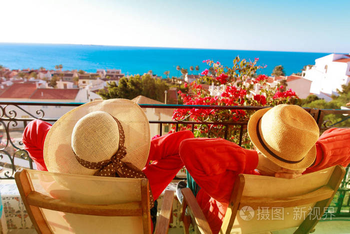 快乐情侣在阳台露台放松在欧洲度假