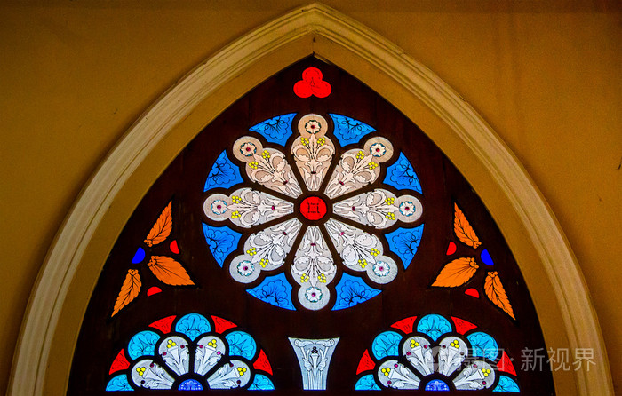 多彩的教堂里的彩绘玻璃