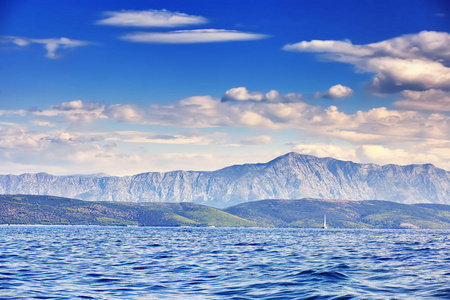 美丽的海洋景观, 帆船上的距离大雄伟的山脉背景, 在亚得里亚海的浪漫巡航, 克罗地亚