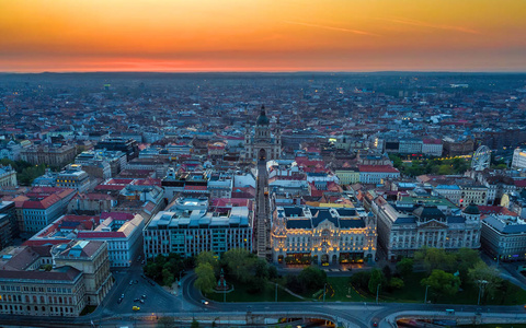 匈牙利布达佩斯在日出时与著名的圣斯蒂芬大教堂 阿尔贝圣捷尔吉 Istvan Bazilika 鸟瞰布达佩斯的天空全景