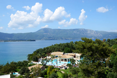 海滩和游泳池在希腊科孚岛的豪华酒店，