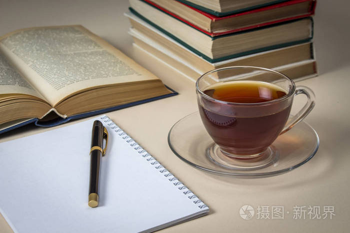 白桌上的茶书和笔记本