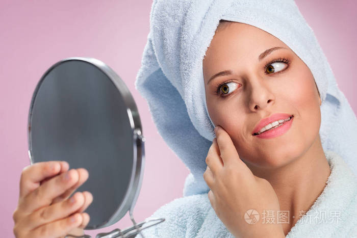 女人手里拿着镜子看着自己