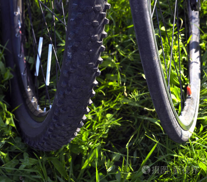 自行车上的两个轮子