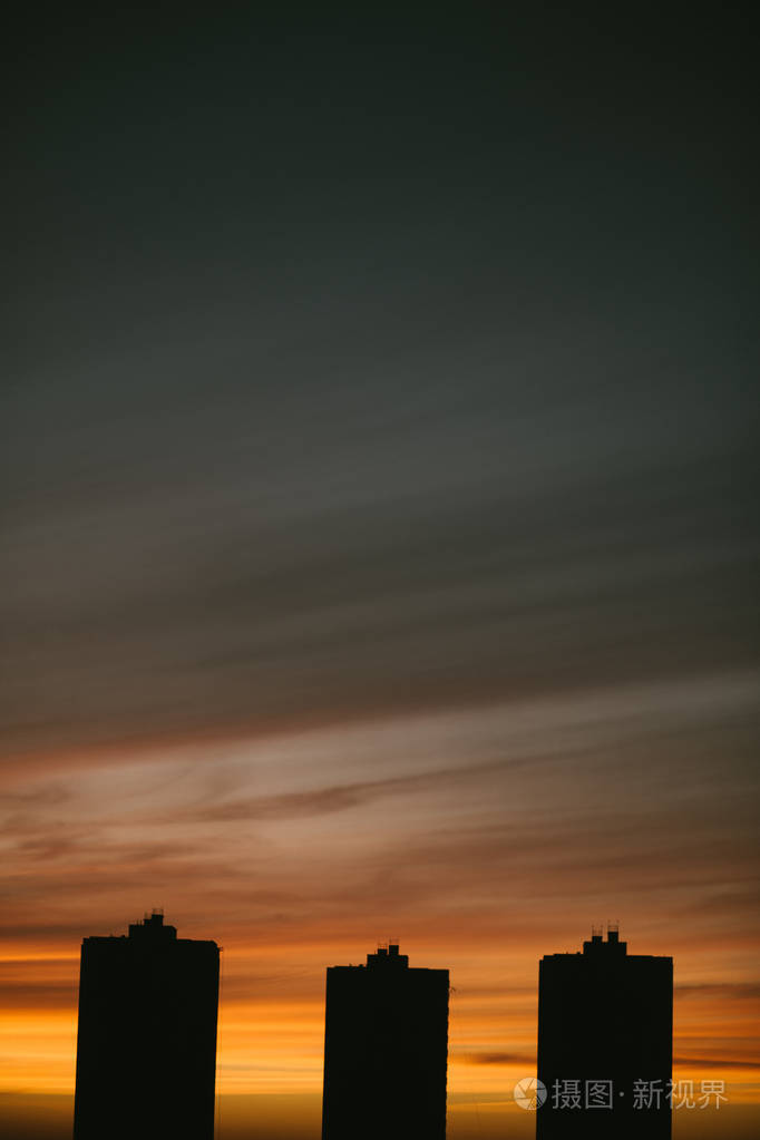 剪影大厦在日落在城市