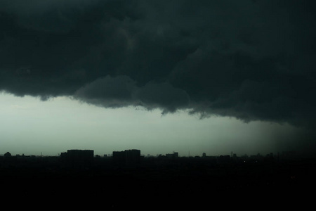 黑暗风暴云和雨在城市景观