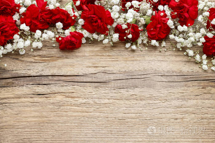 木制的背景上的红色康乃馨