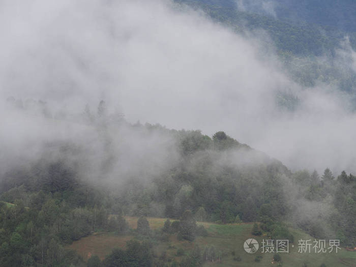 雾在村庄在 carpatian 山