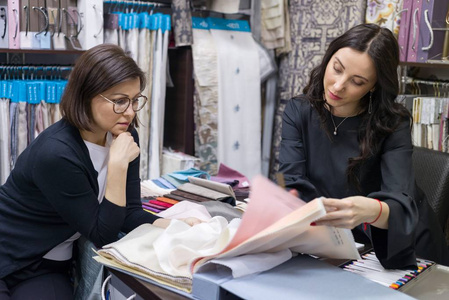 卖方纺织设计师建议妇女买家