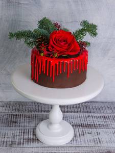 新年色滴巧克力蛋糕与红玫瑰和毛皮树