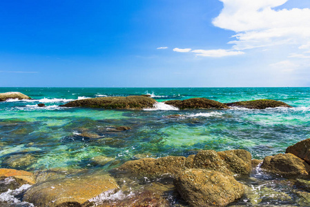 南中国海美丽的石海岸对蓝天与云在越南