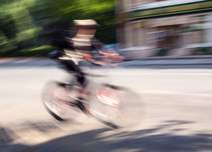 在对城市道路交通的男孩骑自行车的人