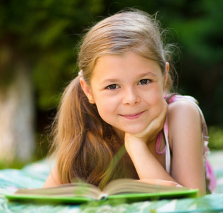 学生学习和阅读的书.孩子女孩学校制服