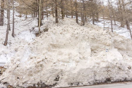 雪雪崩在山里