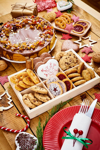 木桌配有美味的圣诞蛋糕装饰品和不同的曲奇饼