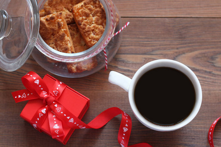 一杯咖啡, 饼干和浪漫的礼物在桌子上