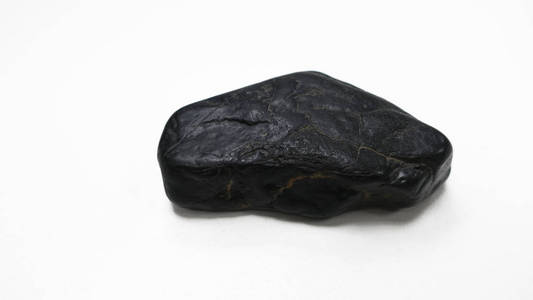 白色背景下的黑色石头