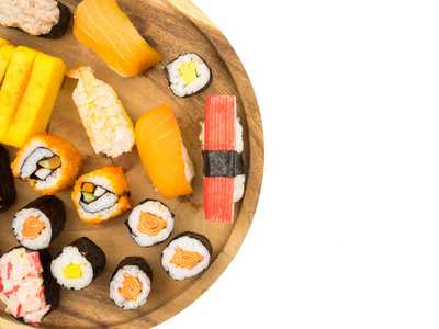 顶部的寿司上有白色背景的木盘子, 日本料理。文本的可用空间
