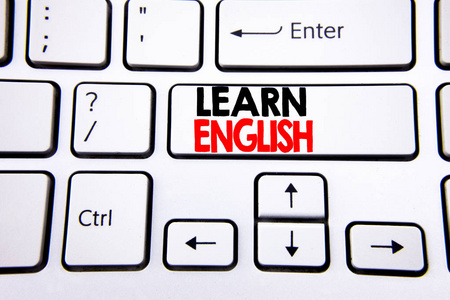 手写文字标题灵感显示学习英语。语言学校的商业概念用白色键盘键写在拷贝空间上。顶部视图