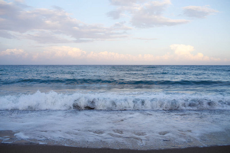 海浪在海面上。夜景风景