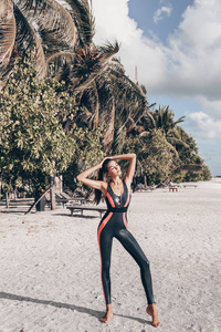时尚的照片, 深色头发的漂亮女人在运动西装放松在马尔代夫群岛