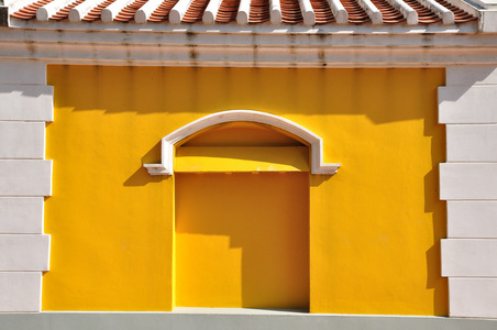 白砖图文框与黄墙欧式风格图片