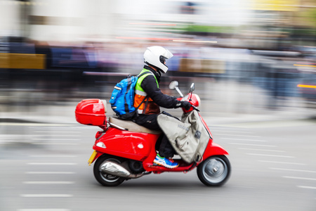 scooterist 在运动的道路上模糊