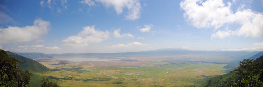 火山口和 rim 的全景视图