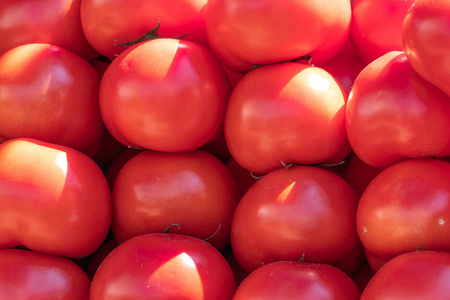 在照片中, 红色西红柿的背景位于彼此之上