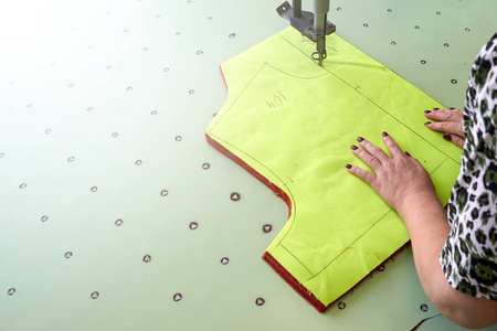 缝纫生产女工使用电动切割属植物