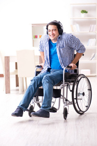 残疾人听音乐的轮椅