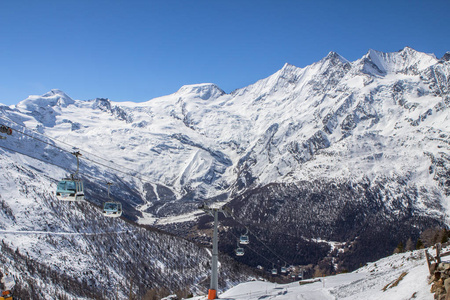 在瑞士山区滑雪轨道和升降机 Saas 费