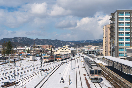 日本高山站雪天铁路列车