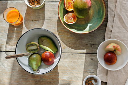 顶部视图集各种水果坚果和胡萝卜汁在木桌上, 平躺。乡村风格, 健康食品理念
