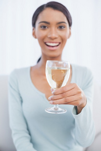 微笑有吸引力的女人喝白葡萄酒