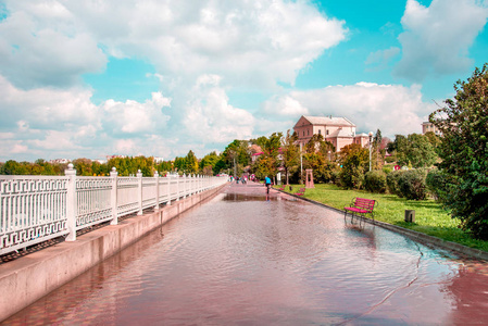 在 Ternopil 的公园里, 在大雨过后, 乌克兰的海滨长廊里有长凳, 有一幅神奇的秋景。令人惊叹的地方。热门旅游 atra