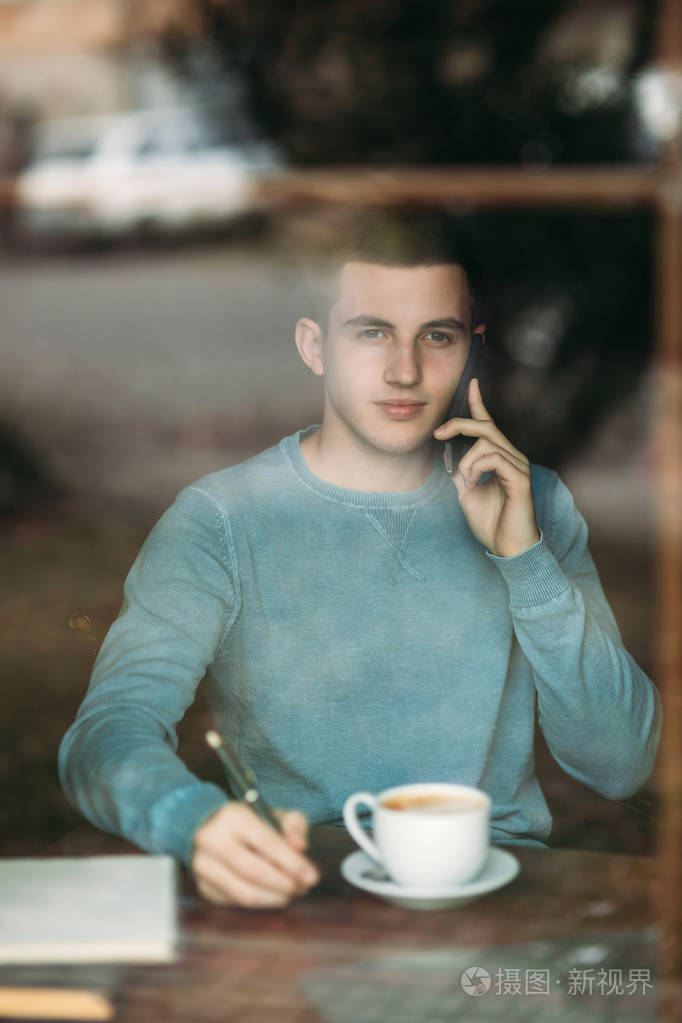 男人在咖啡馆里用手提电脑喝咖啡照片-正版商用图片07gqdu-摄图新视界